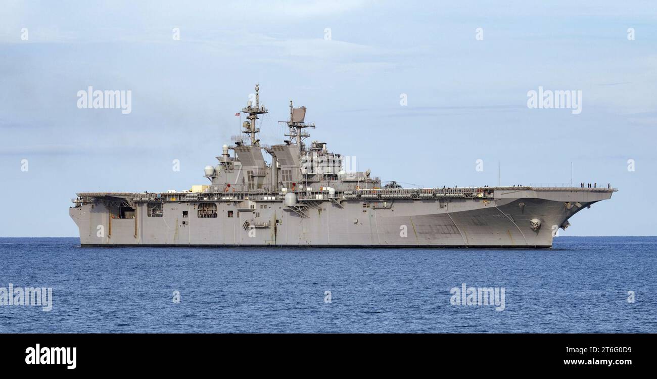 USS Tripoli (LHA-7) in corso nel Mar dei Caraibi il 3 agosto 2020 (200730 Foto Stock