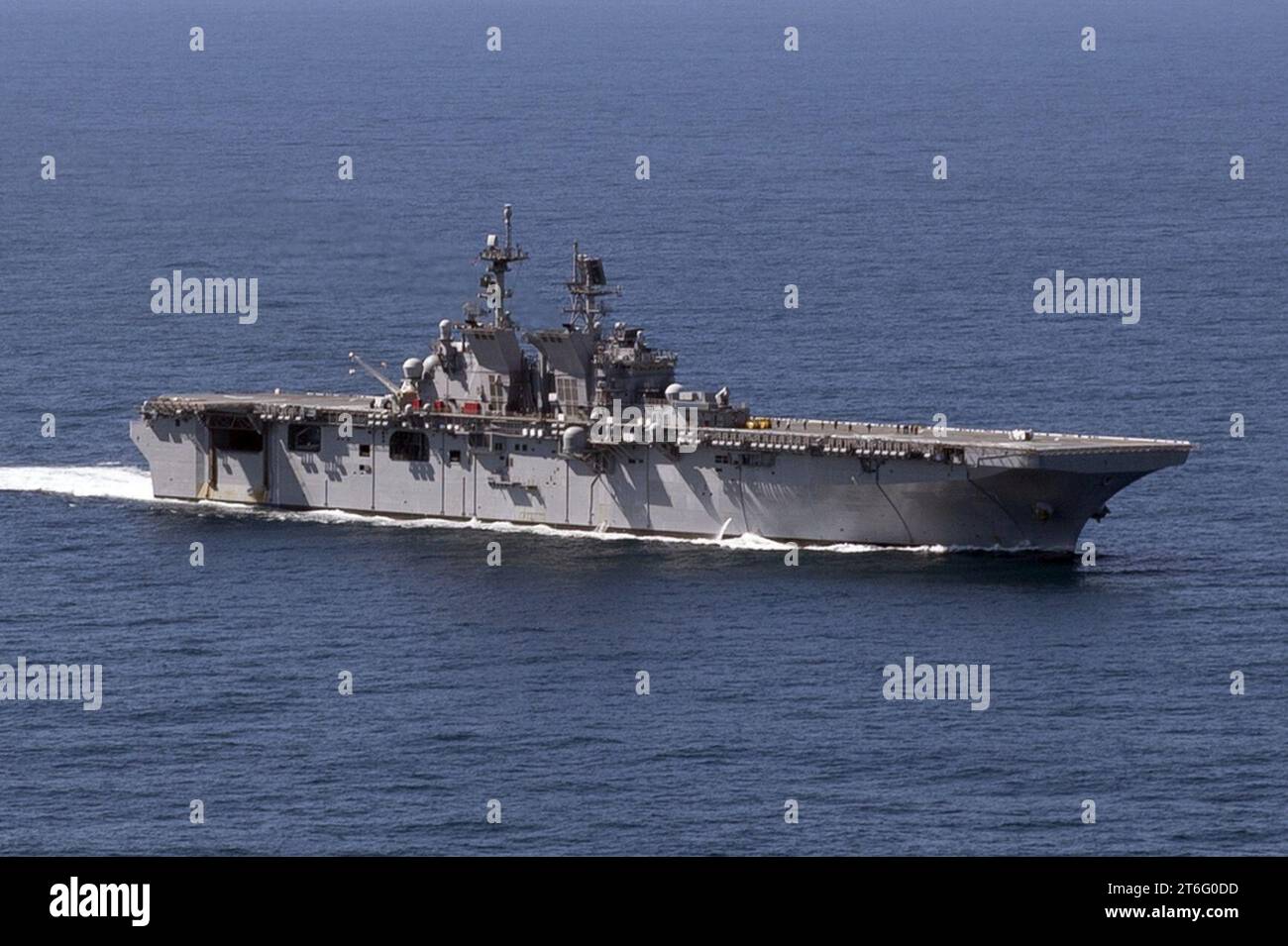 USS Tripoli (LHA-7) in corso al largo della California meridionale il 24 febbraio 2022 (220224 Foto Stock