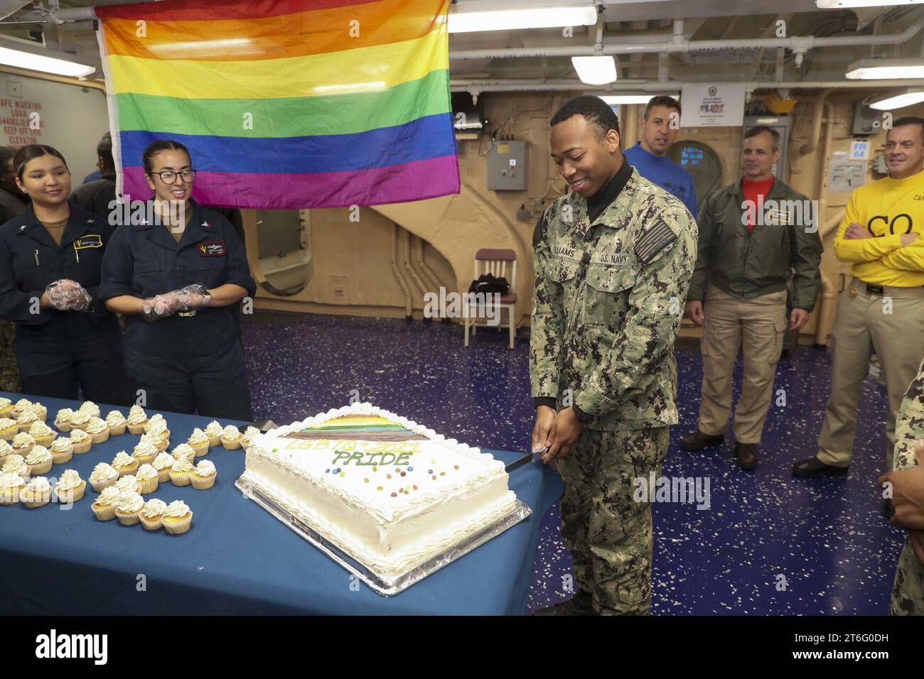 La USS Tripoli (LHA 7) detiene un Pride Month Objecance Foto Stock