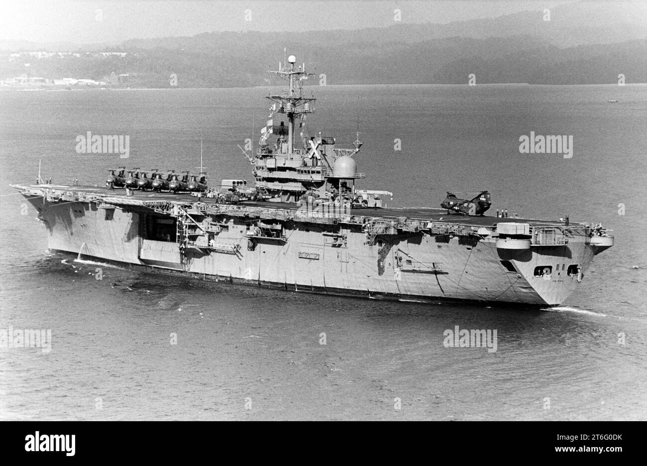 USS Tripoli (LPH-10) che arriva a Subic Bay, Filippine, il 20 luglio 1973 Foto Stock