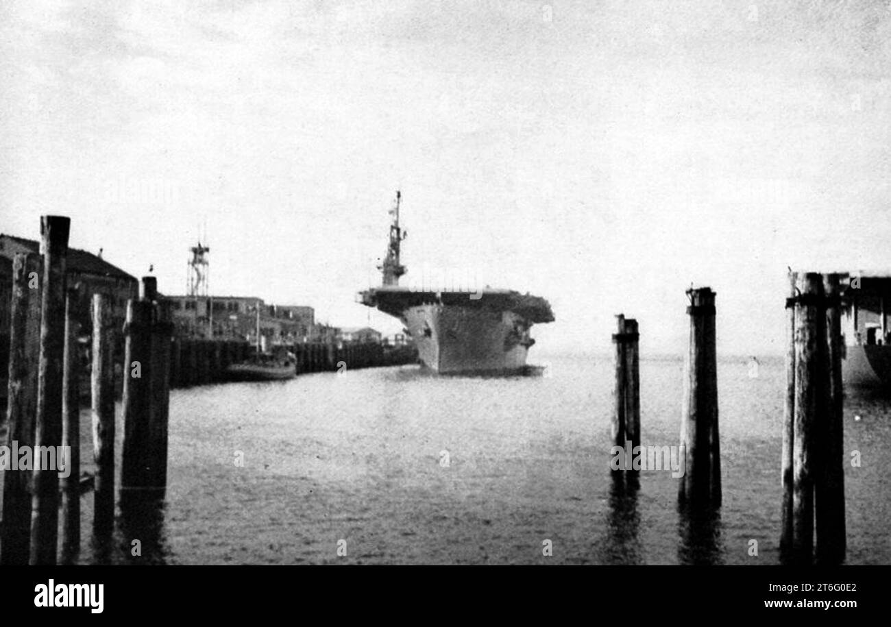 USS Tripoli (CVE-64) ad Astoria, Oregon (USA), circa nell'ottobre 1943 Foto Stock