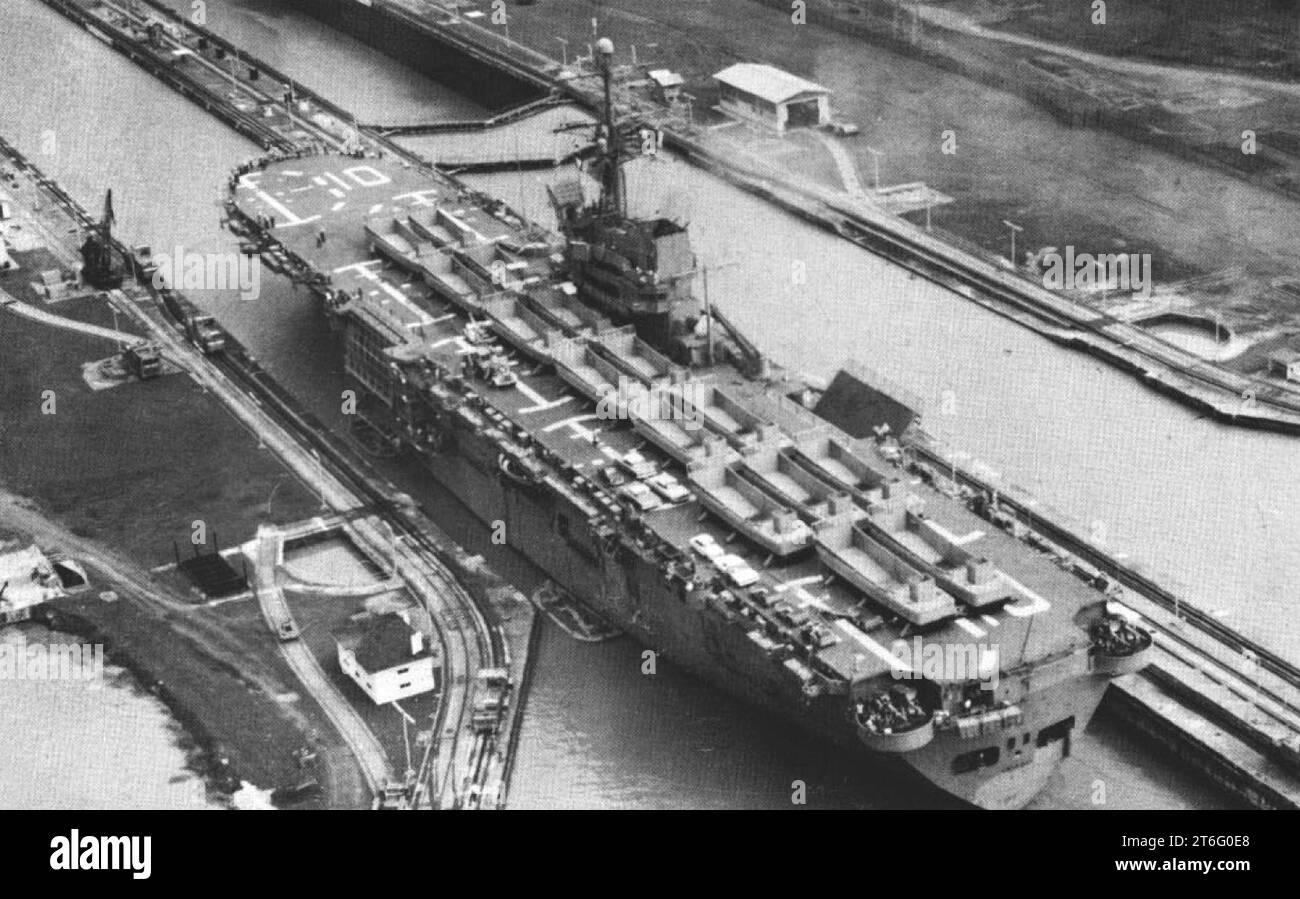 USS Tripoli (LPH-10) nel canale di Panama 1966 Foto Stock