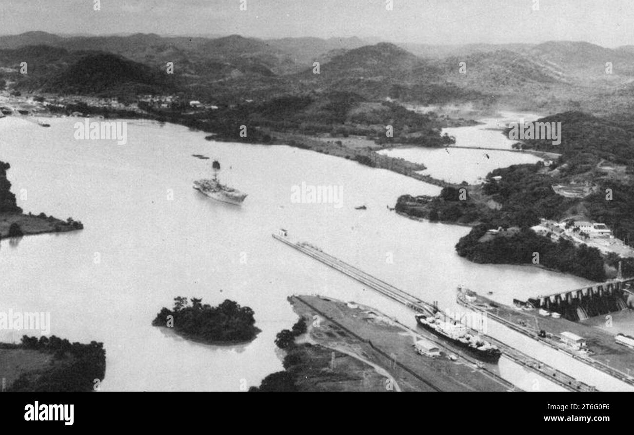 USS Tripoli (LPH-10) in transito sul Canale di Panama, a metà novembre 1966 Foto Stock