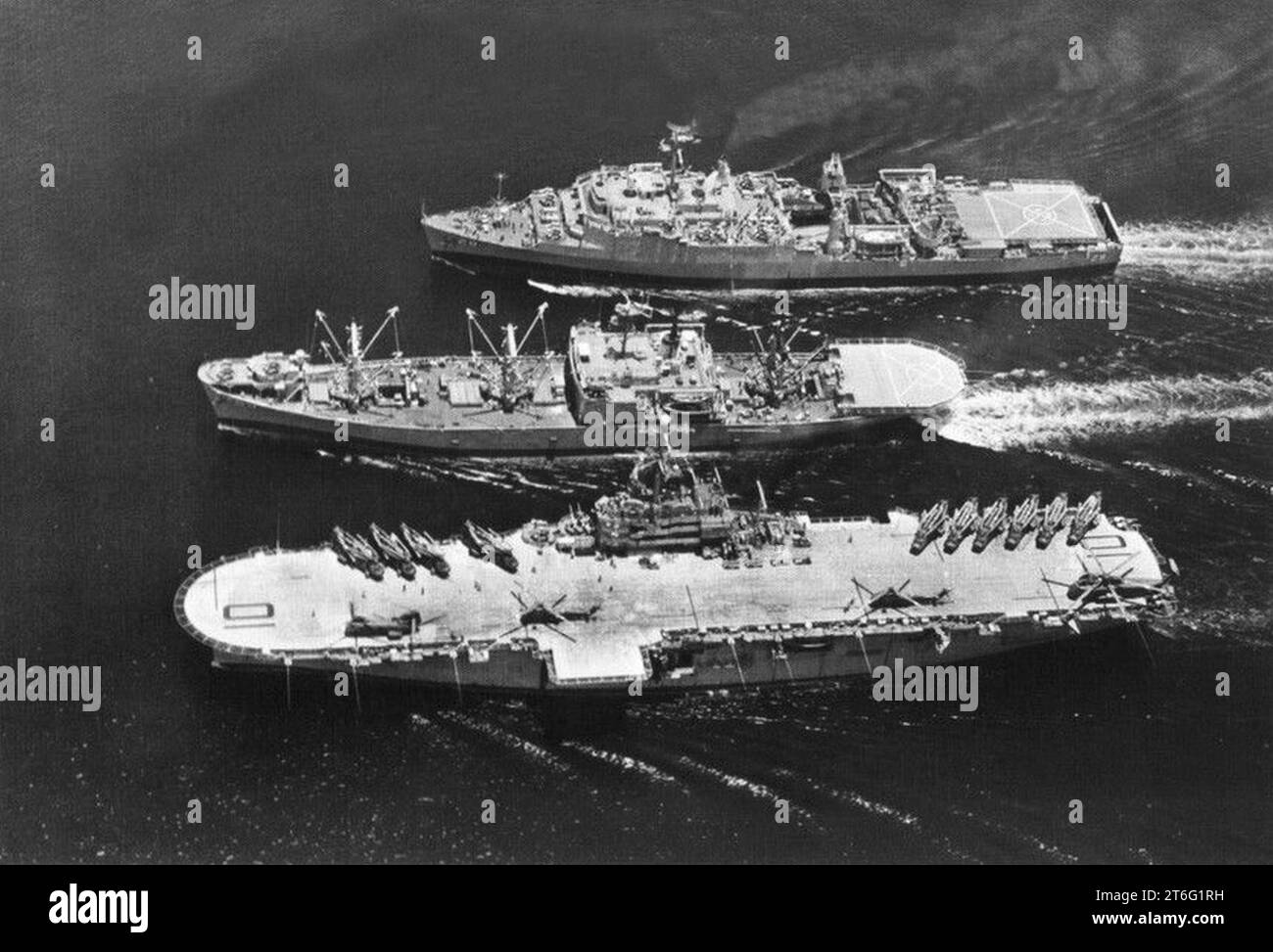 La USS Vega (AF-59) rifornisce la USS Tripoli (LPH-10) e la USS Thomaston (LSD-28) al largo del Vietnam, nel 1969 circa Foto Stock