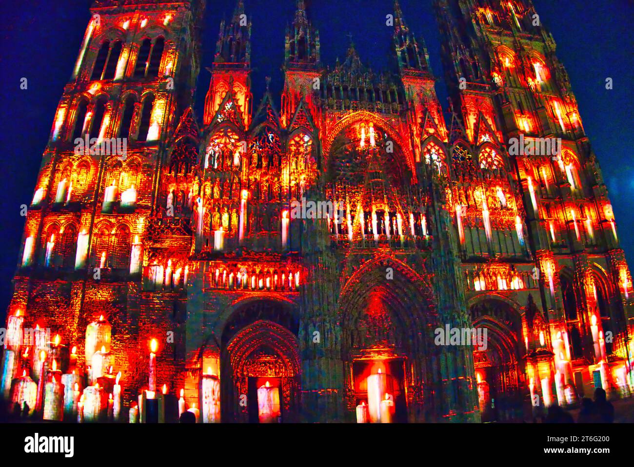 ROUEN, FRANCIA - GIUGNO CIRCA, 2019. Proiezione sulla parete della chiesa della cattedrale di Rouen durante la famosa mostra Armada. Molto colorato Foto Stock
