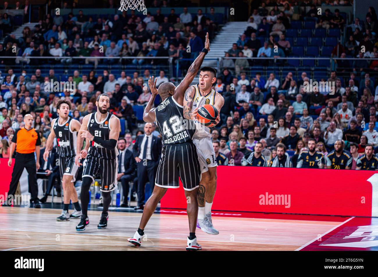 Madrid, Spagna. 9 novembre 2023. Gabriel Deck del Real Madrid (R) visto in azione durante la partita di Eurolega 2022/23 tra Real Madrid e Virtus Bologna al Wizink Center. Real Madrid 100 : 74 Virtus Bologna credito: SOPA Images Limited/Alamy Live News Foto Stock