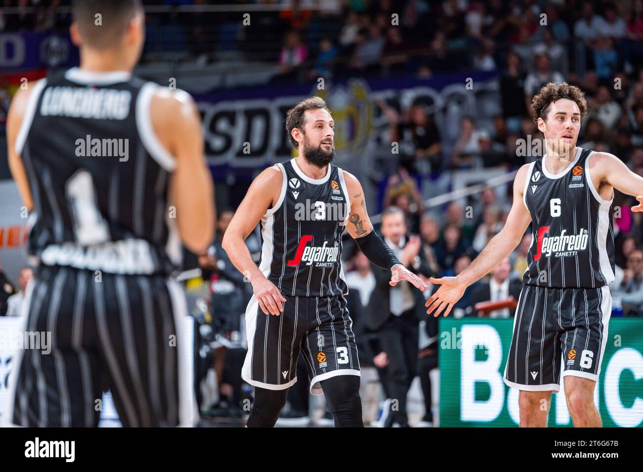 Madrid, Spagna. 9 novembre 2023. Marco Belinelli (C), Gabriel Lundberg (L) e Alessandro Pajola (R) della Virtus Bologna visti durante la partita di Eurolega 2022/23 tra Real Madrid e Virtus Bologna al Wizink Center. Real Madrid 100 : 74 Virtus Bologna credito: SOPA Images Limited/Alamy Live News Foto Stock
