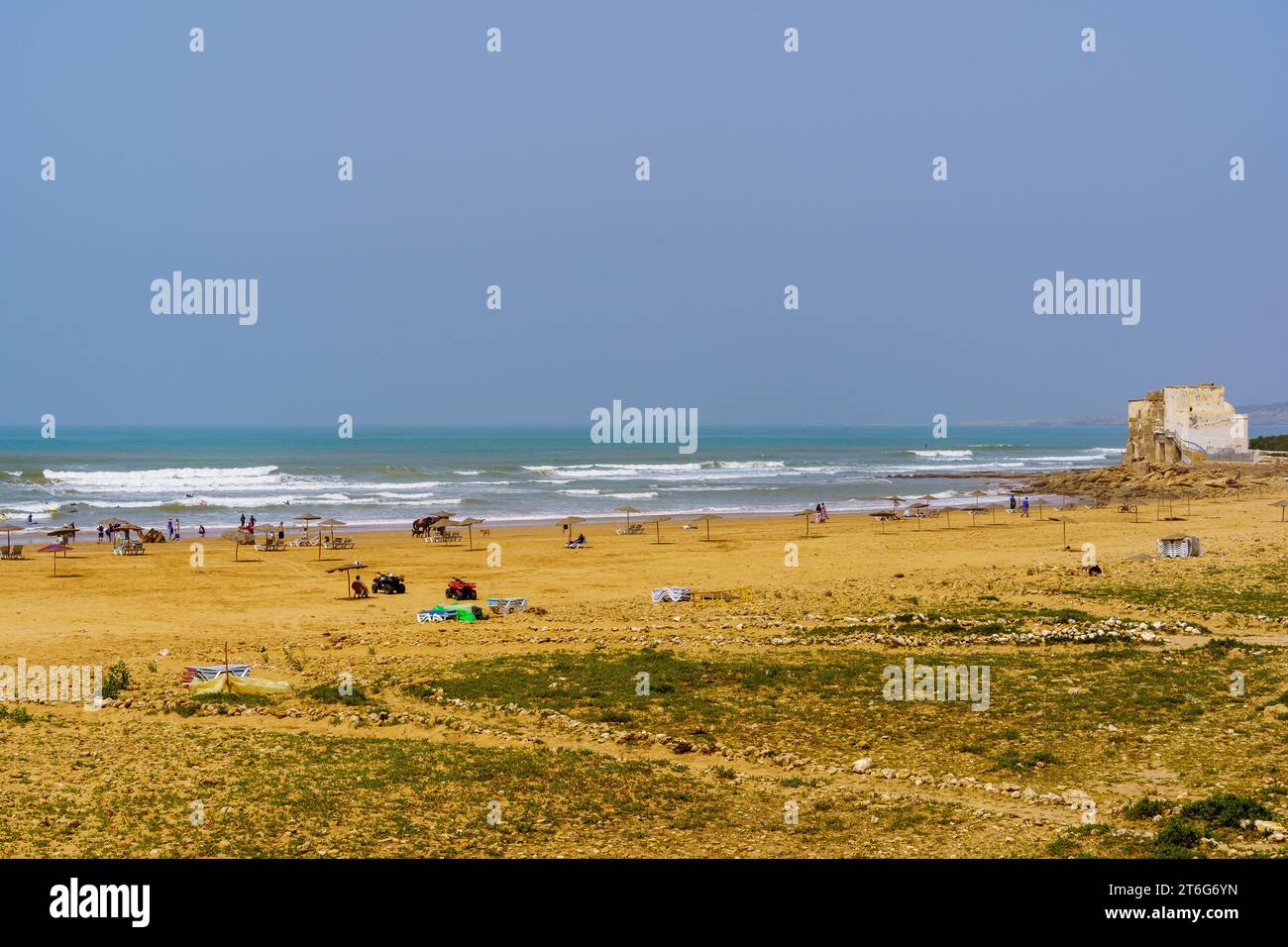 Sidi Kaouki, Marocco - 7 aprile 2023: Vista della località balneare di Sidi Kaouki, con i visitatori. Marocco Foto Stock