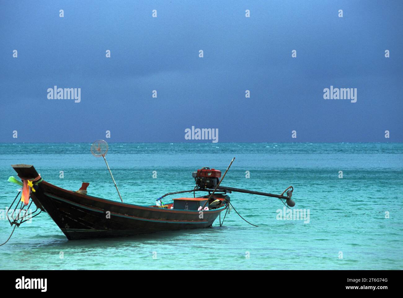 Una barca da pesca a coda lunga nel turchese Golfo della Thailandia. Foto Stock