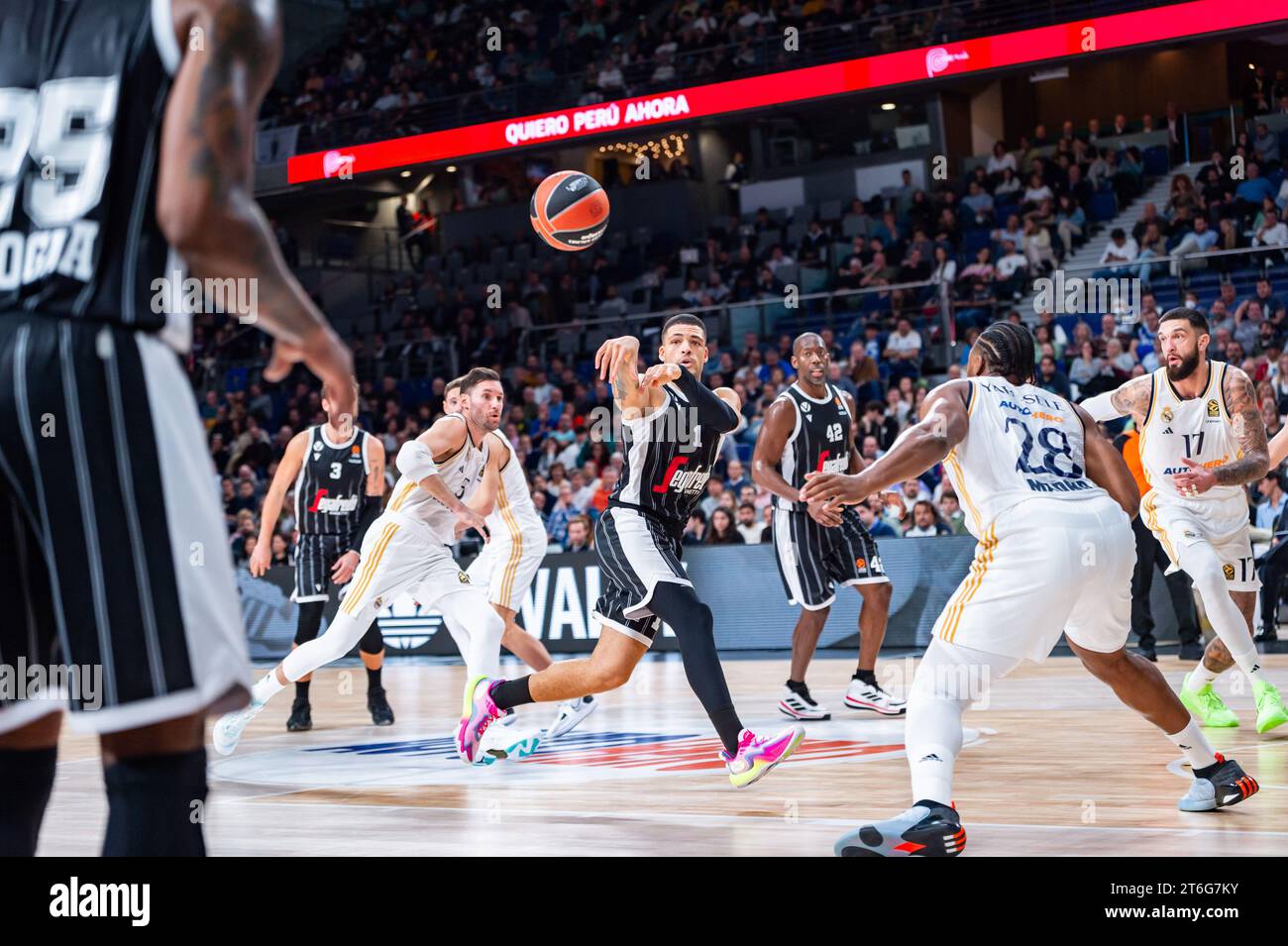 Madrid, Spagna. 9 novembre 2023. Gabriel Lundberg della Virtus Bologna (C), Rudy Fernandez (L) e Guerschon Yabusele (R) del Real Madrid visti in azione durante la partita di Eurolega 2022/23 tra Real Madrid e Virtus Bologna al Wizink Center. Real Madrid 100 : 74 Virtus Bologna (foto di Alberto Gardin/SOPA Images/Sipa USA) credito: SIPA USA/Alamy Live News Foto Stock