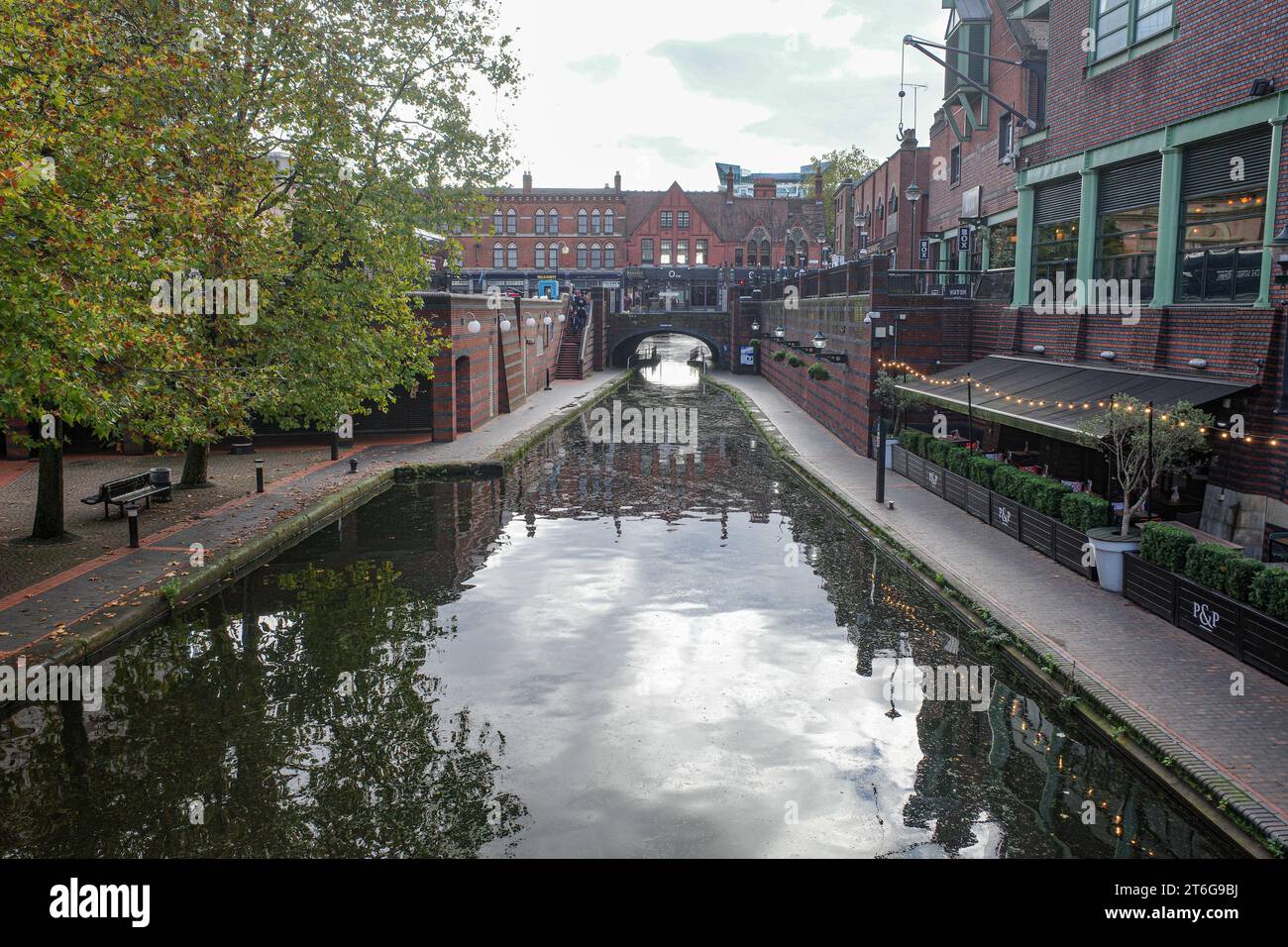 Birmingham, Regno Unito - 5 novembre 2023: Edifici lungo il Worcester e il Birmingham Canal Foto Stock