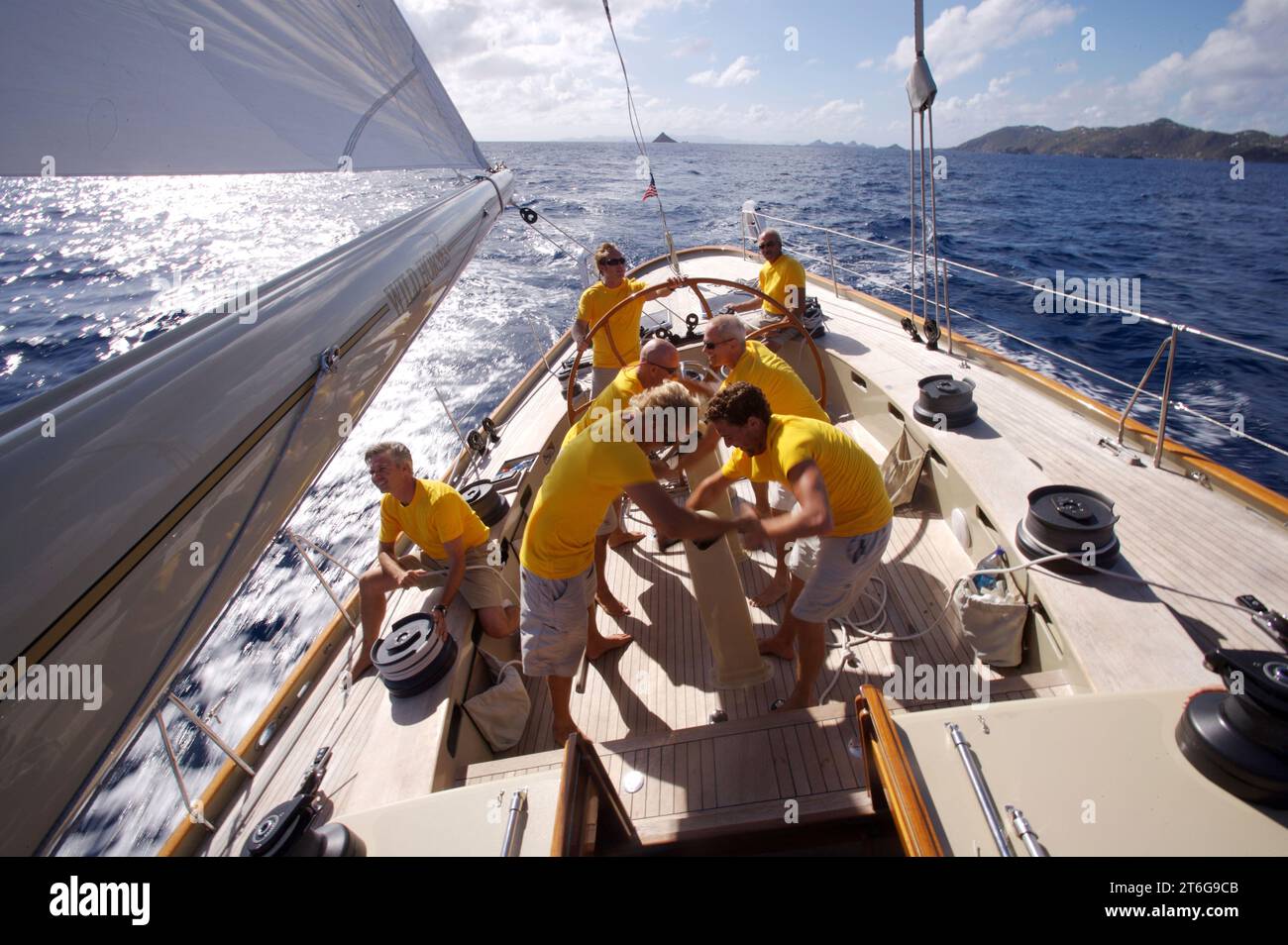 L'equipaggio di una barca a vela lavora insieme al largo della costa di St. Bartholomew, Indie occidentali britanniche. Foto Stock