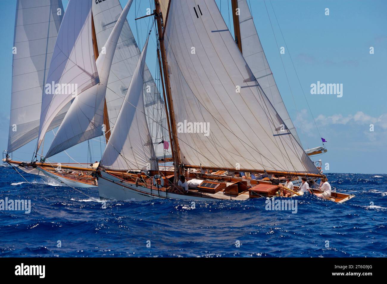 Uno yacht di lusso naviga nella regata Antigua Classic Yacht del 2008, Indie occidentali britanniche, Antigua Foto Stock