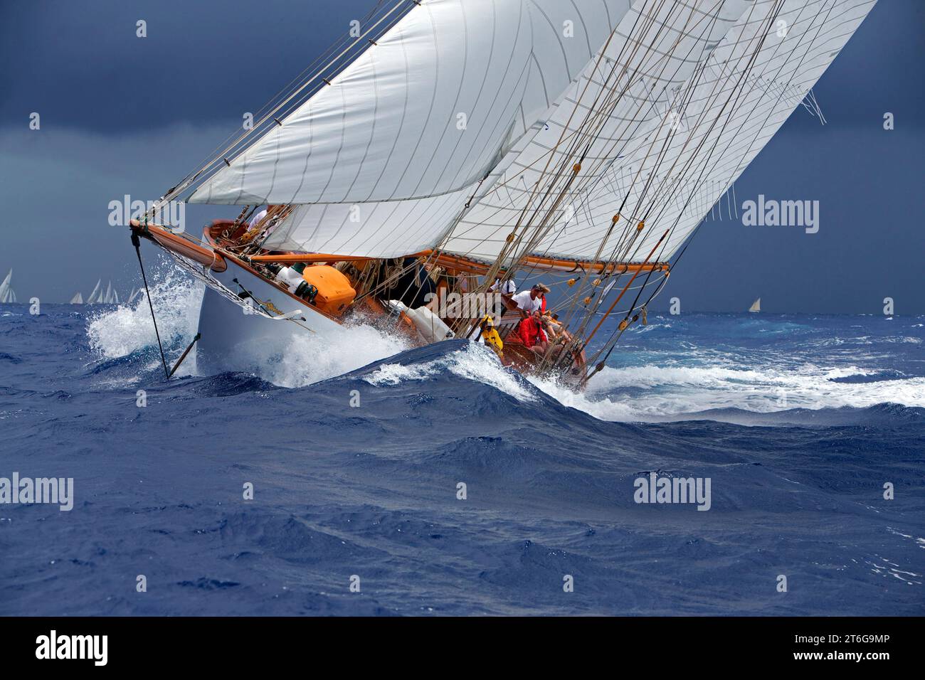 Lo yacht a vela "Adventuress" si regala nella Regata Antigua Classic Yacht di Antigua, Antigua, Indie occidentali britanniche. Foto Stock