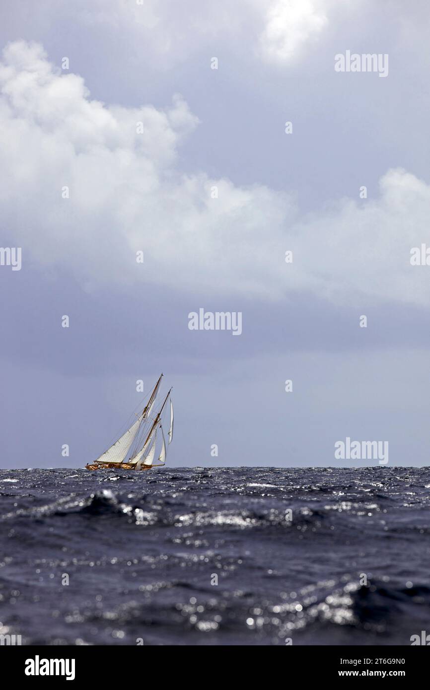 Lo yacht a vela "Adventuress" si regala nella Regata Antigua Classic Yacht di Antigua, Antigua, Indie occidentali britanniche. Foto Stock