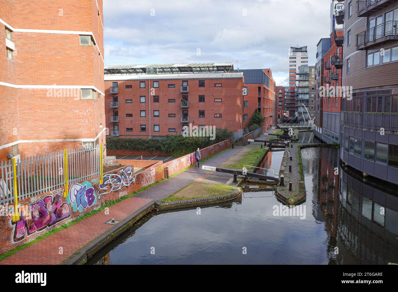 Birmingham, Regno Unito - 5 novembre 2023: Edifici lungo il Worcester e il Birmingham Canal Foto Stock