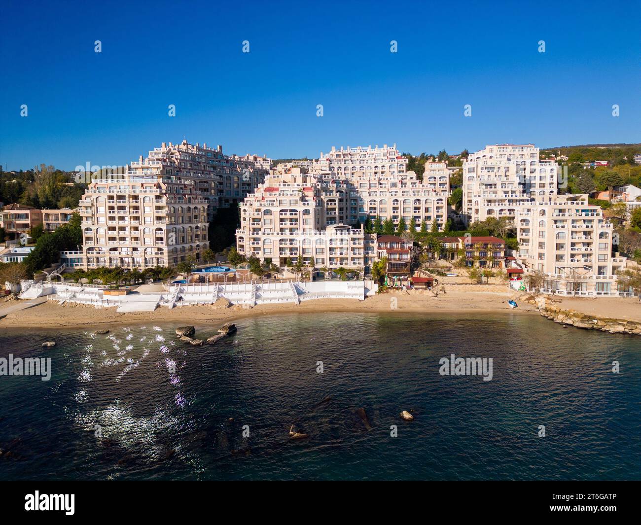 Vista aerea di un lussuoso e moderno complesso residenziale sul mare. Foto Stock