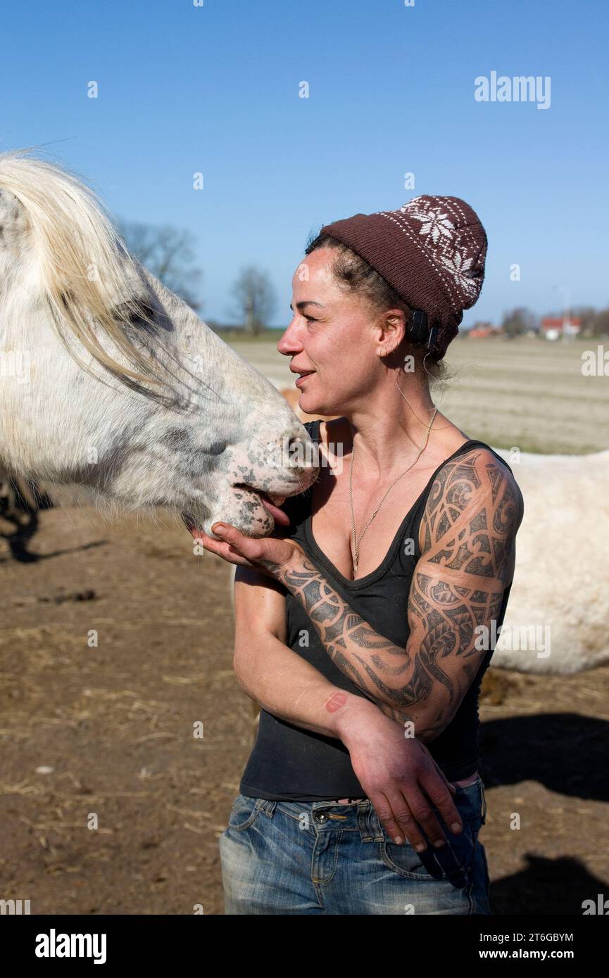 Norma Miedema con un cavallo nel suo rifugio per animali, 'norma's Universum' dove prende animali disabili, malati e abbandonati. Foto Stock