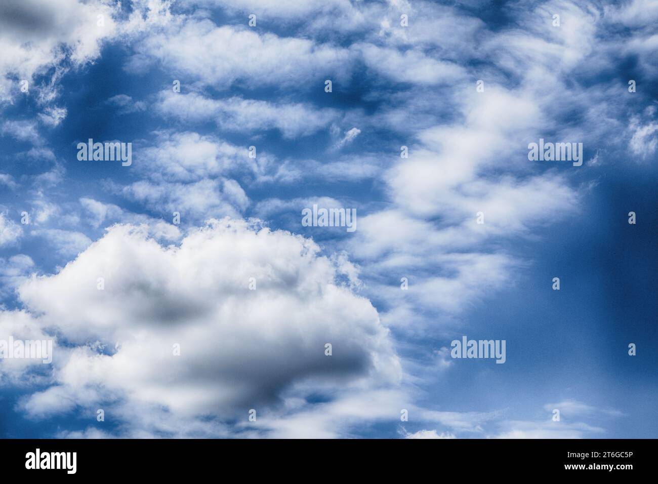 Le nuvole si modellano nel cielo. Cielo blu con nuvole bianche Foto Stock