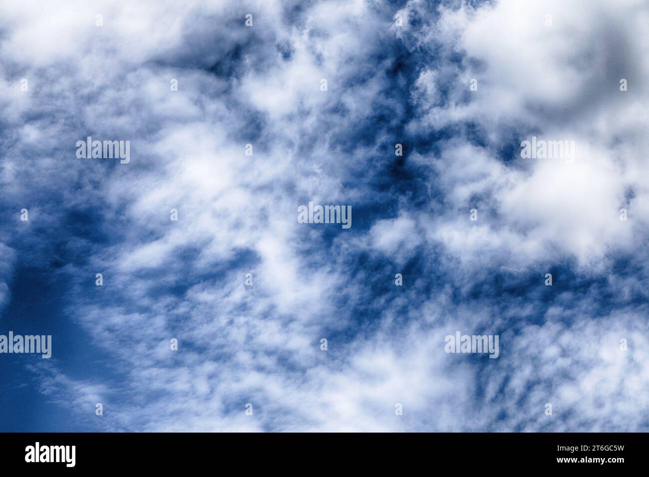 Le nuvole si modellano nel cielo. Cielo blu con nuvole bianche Foto Stock