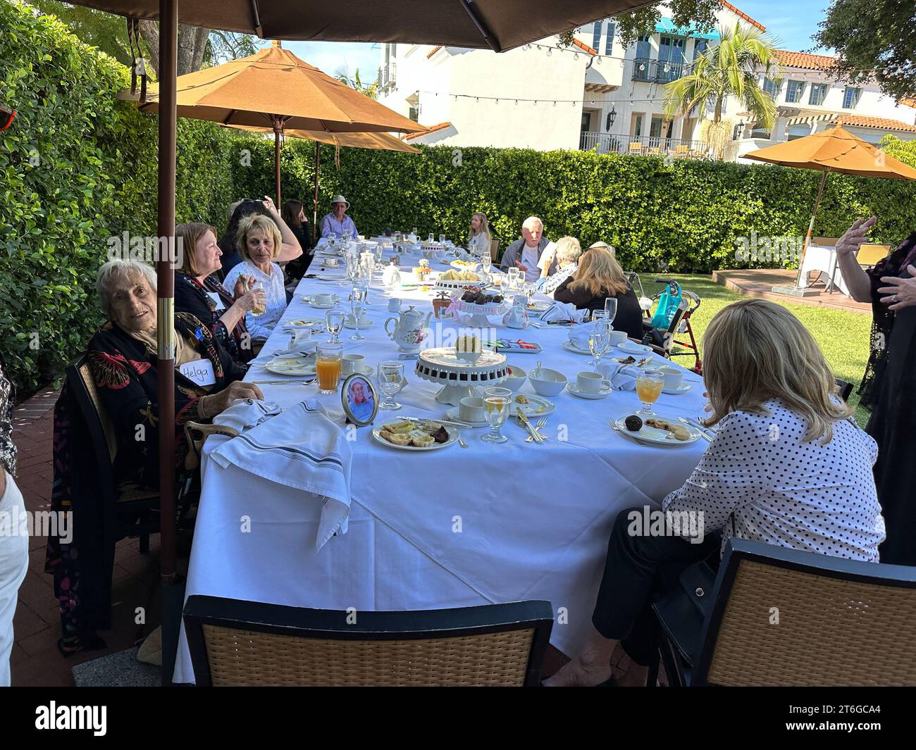 Santa Barbara, California, USA. 9 novembre 2023. Il 9 novembre 2023 ricorre il 85° anniversario della notte dei cristalli, quando i nazisti scatenarono un'ondata orchestrata di violenza contro gli ebrei in Germania e Austria per costringerli a lasciare il paese. Più di cento ebrei furono uccisi e migliaia di istituzioni ebraiche, sinagoghe, negozi e case furono saccheggiate e distrutte il 10 novembre 1938. La Federazione ebraica della grande Santa Barbara ha onorato un gruppo di sopravvissuti locali all'Olocausto oggi ospitando un pranzo al Santa Barbara Club dove si riconnettono Foto Stock