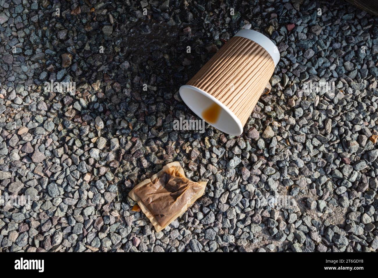 Tazza vuota e bustina di tè in posa su una strada Foto Stock