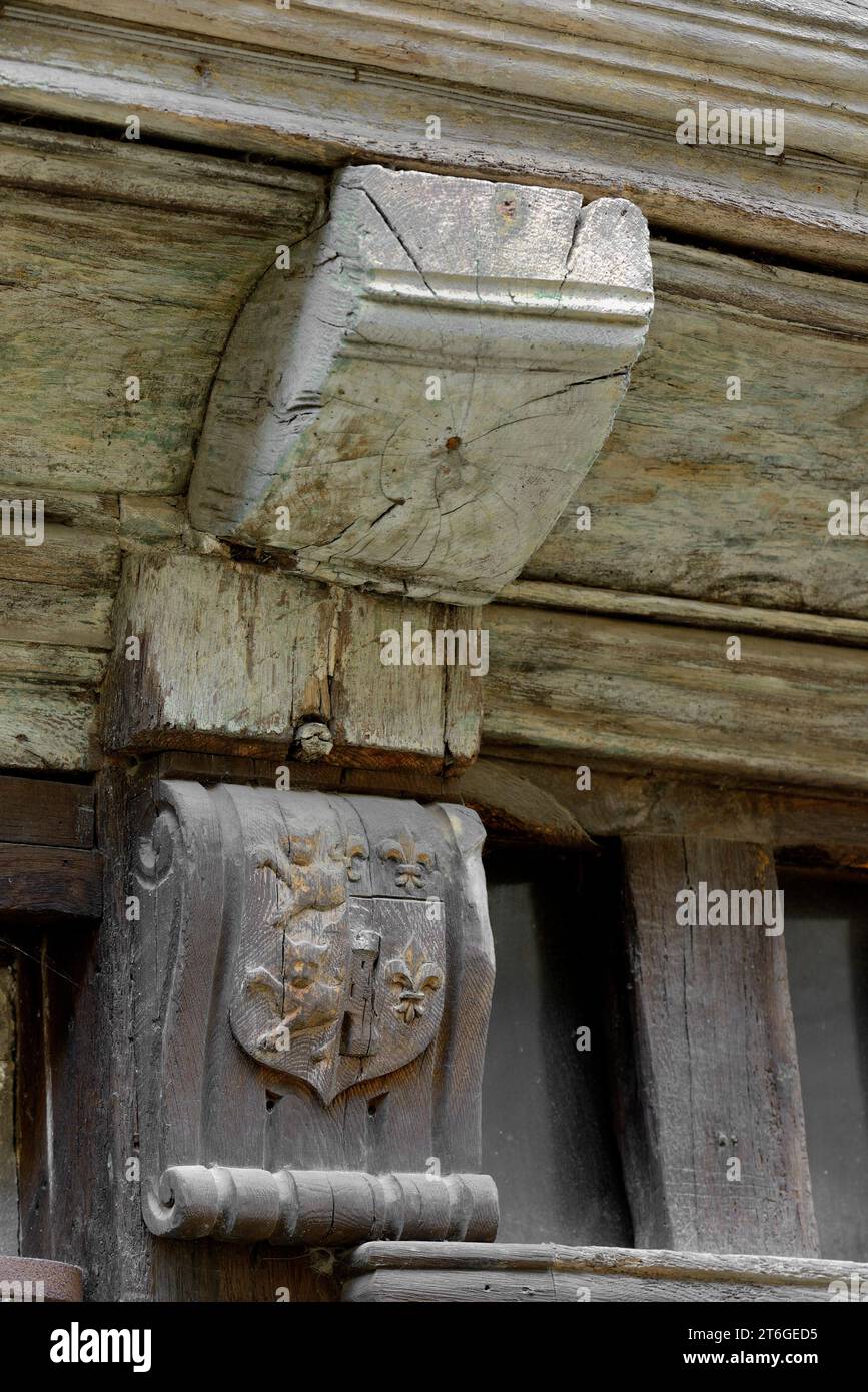 Stemma scolpito con leoni e Fleur-de-Lis su una casa in legno medievale, Rue de la Prison, Honfleur, Normandia, Francia, Europa Foto Stock