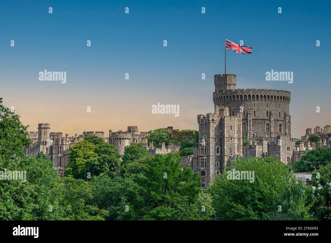 Castello di Windsor con la bandiera della British Union che soffia nel vento HDR High Dynamic Range Foto Stock