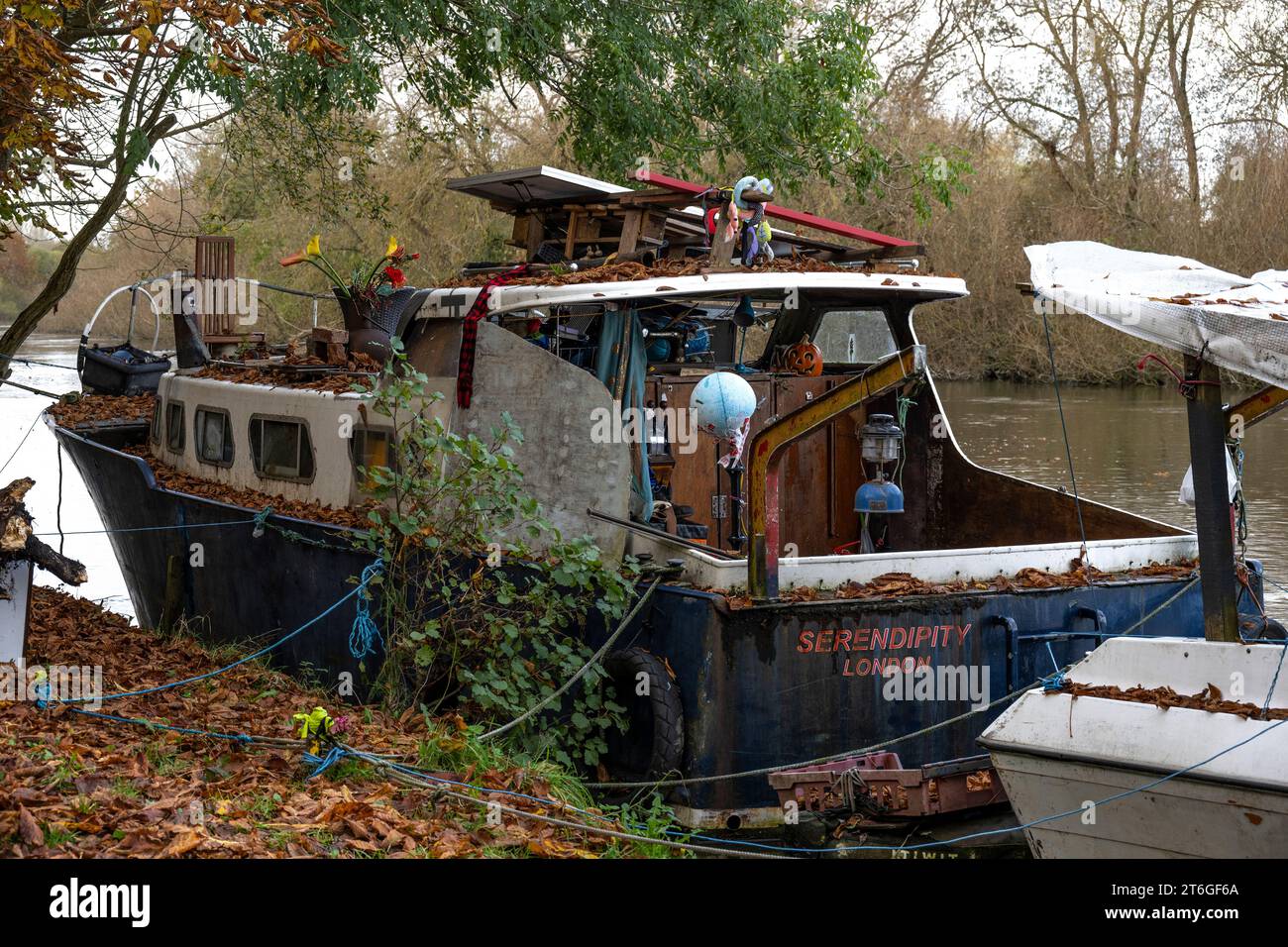 "Una passeggiata lungo il fiume" - vivi a bordo di case galleggianti lungo il fiume Inbetwen Reading e il Thames Business Park Foto Stock