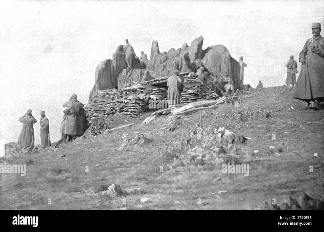 "Sur la Tcherna ; un poste d'Observation sur le versant Ouest des montagnes de la rive droite de la Tcherna,en face du Massif du Tchouke qui se dresse dans la boucle de la riviere, sur la rive gauche", 1916. Da "l'album de la Guerre 1914-1919, volume 1" [l'Illustration, Paris, 1924]. Foto Stock