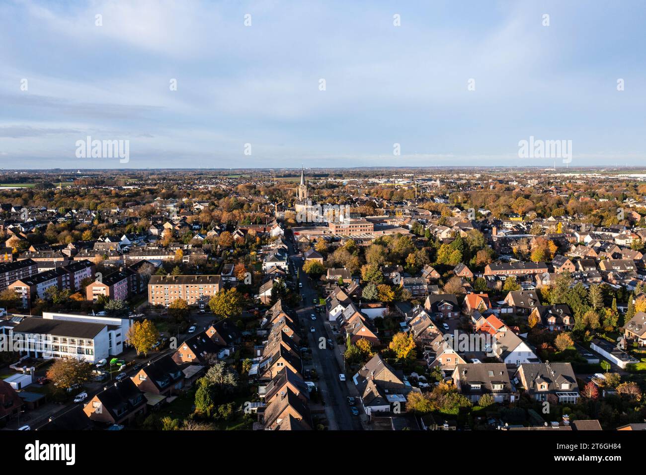Übersicht über die Stadt Willich aus der Vogelperspektive. Zu sehen Die Kirche St. Katharina im Zentrum Foto Stock