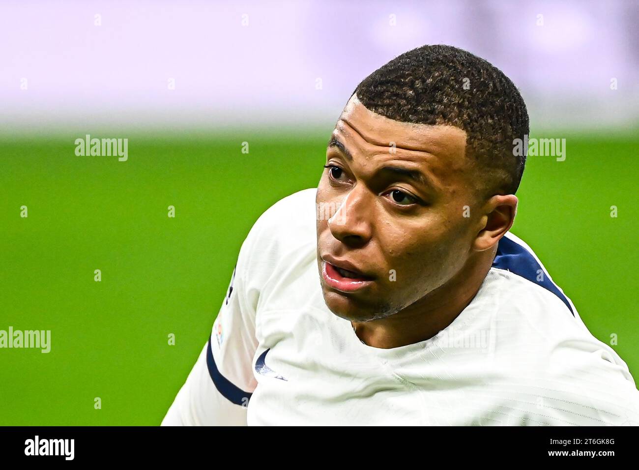 Kylian Mbappé, del PSG Paris Saint-Germain FC, guarda in scena la partita di calcio della UEFA Champions League AC Milan vs PSG Paris Saint-Germain FC a San Sir Foto Stock