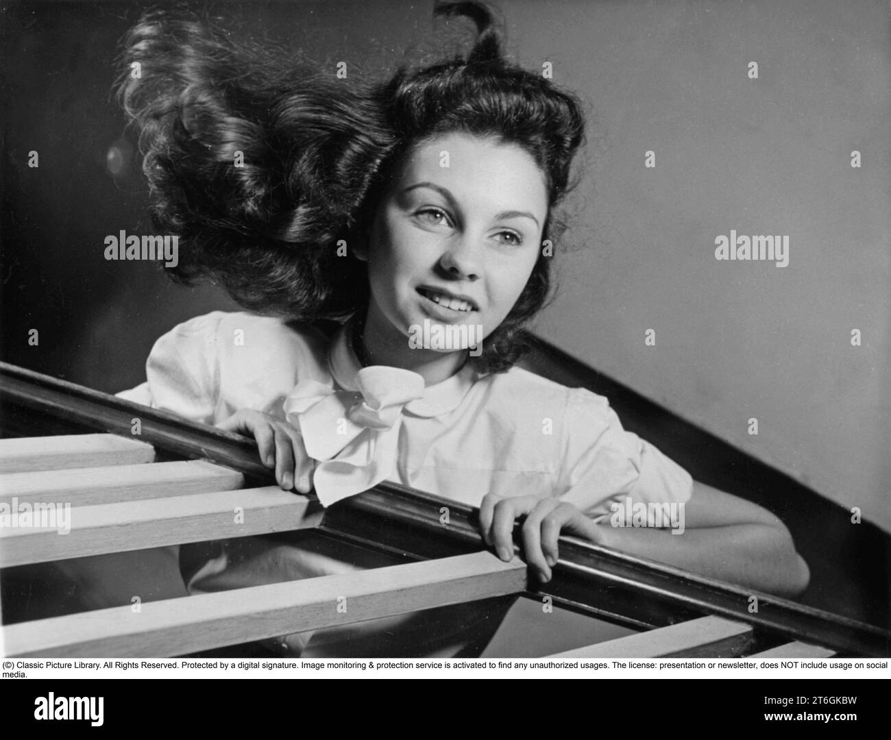 Jean Simmons. Attrice e cantante britannica. Nato il 31 gennaio 1929, morto il 22 gennaio 2010. Ha recitato principalmente in ruoli cinematografici, prima in Gran Bretagna durante e dopo la seconda guerra mondiale. Da quattordicenne, ha avuto la sua grande svolta nel film Great Expectations nel 1946. La foto è stata scattata in Inghilterra nel 1945 e pubblicata sulla rivista Filmjournalen No. 5 nel 1946 nell'articolo con il titolo la ragazza più bella di Londra. È il fotografo Kristoffersson che ha visitato l'allora sedicenne Jean dove vive al 120 Cheviot Garden, Hendon Way, Londra NW 12. Suo zio, il potente regista della compagnia cinematografica Foto Stock