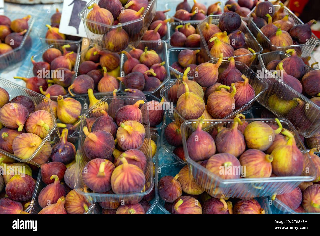 Fichi in vendita sul mercato alimentare Kapani nella città di Salonicco, Grecia Foto Stock
