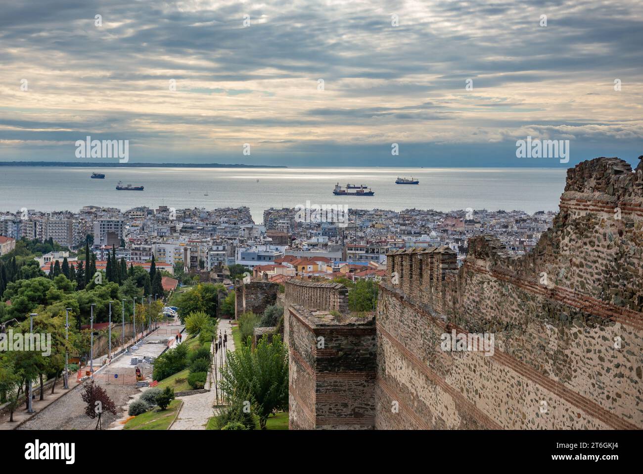 Golfo Thermaico visto dalla parte orientale delle mura di Salonicco, resti delle mura bizantine a Salonicco, in Grecia Foto Stock