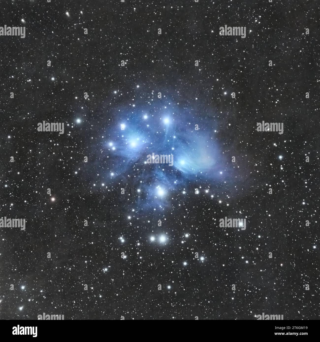 Immagine delle Pleiadi, note anche come le sette Sorelle, Messier 45 scattata con il mio Canon 700D, SkyWatcher EvoGuide ED50, Star Adventurer di Cipro Foto Stock