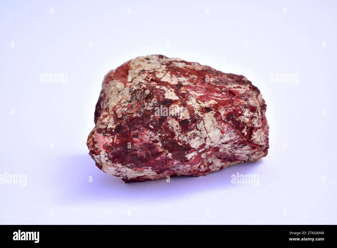 La bauxite è una roccia sedimentaria ed è il principale minerale di alluminio. Questo esempio proviene da la Llacuna, Barcellona, Catalogna, Spagna. Foto Stock