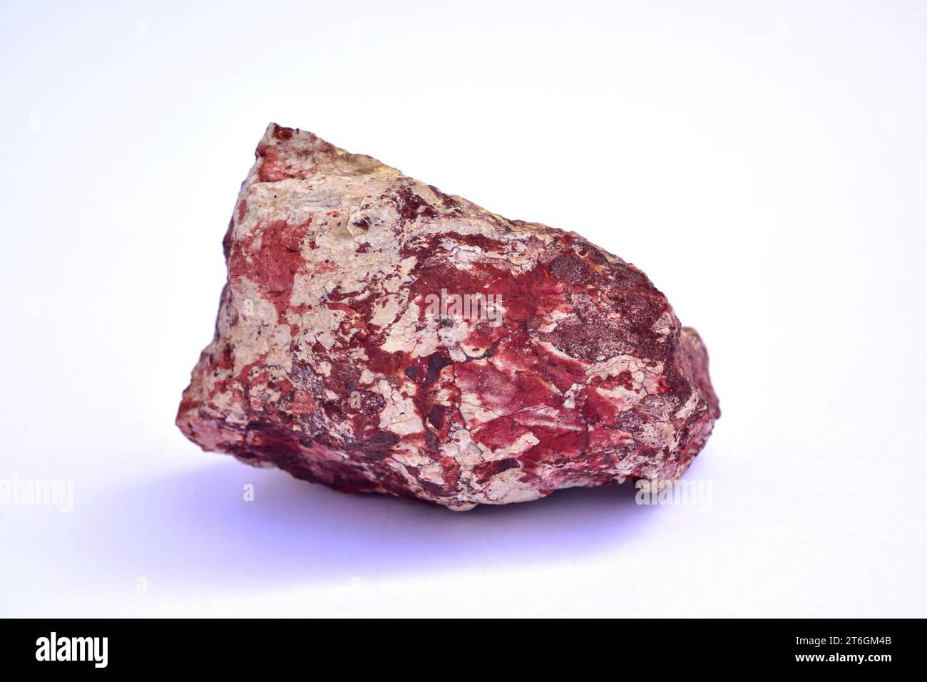 La bauxite è una roccia sedimentaria ed è il principale minerale di alluminio. Questo esempio proviene da la Llacuna, Barcellona, Catalogna, Spagna. Foto Stock