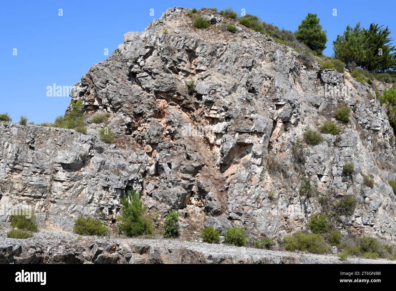 Errore inverso negli strati di calcare. Questa foto è stata scattata a Pedreira do Galinha, Portogallo. Foto Stock