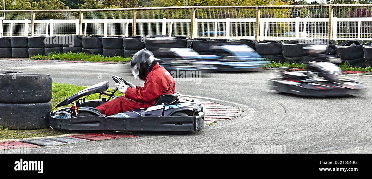 Esher, Surrey, Regno Unito 20 ottobre 2023 Karting ed effetti generici di "speed " sulla pista di Sandown Park Kart, Surrey, Regno Unito Foto Stock