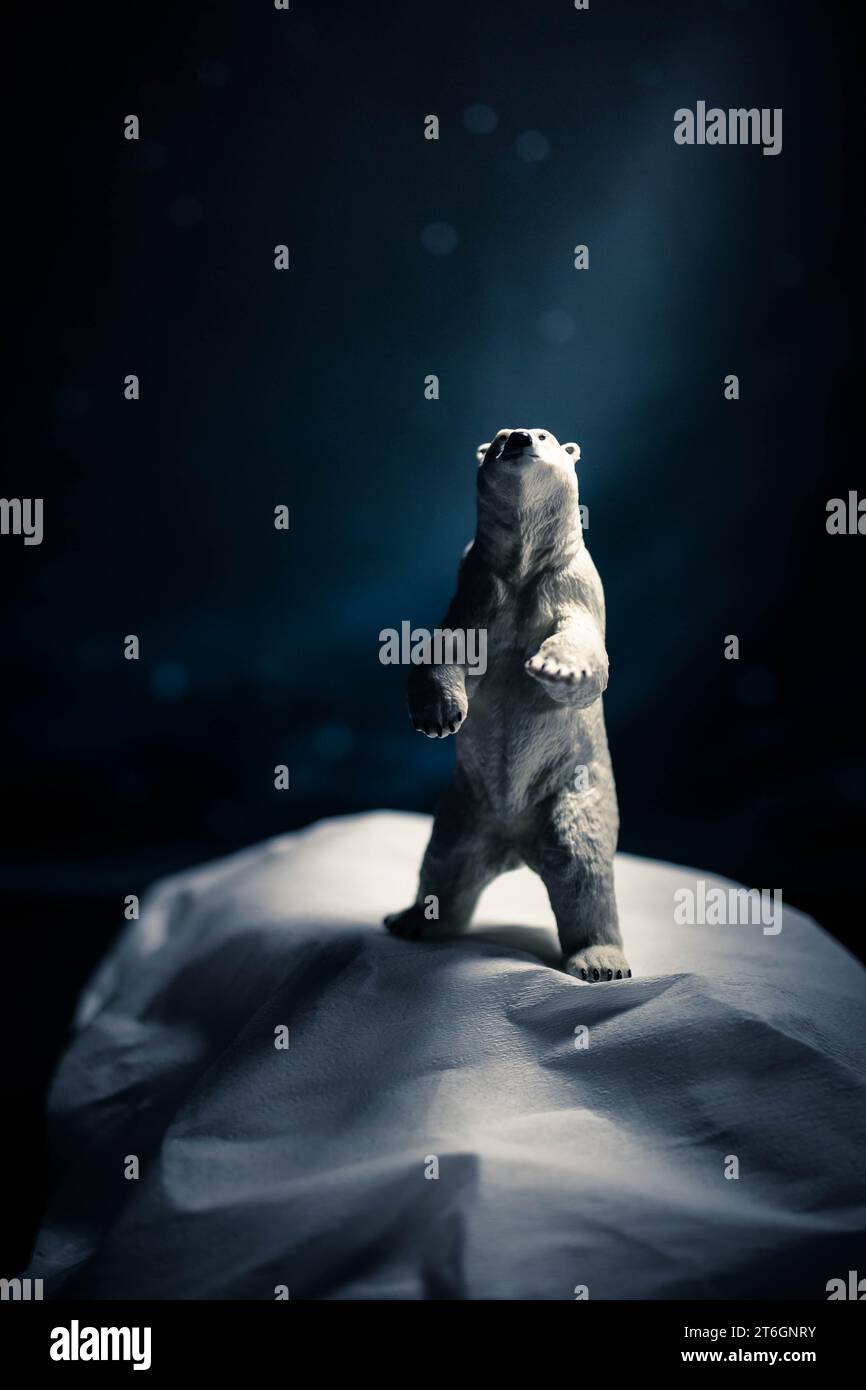 Figurina di orso polare in piedi nel cambiamento climatico, sfondo di natura morta per il riscaldamento globale con spazio copia. Shot verticale. Foto Stock