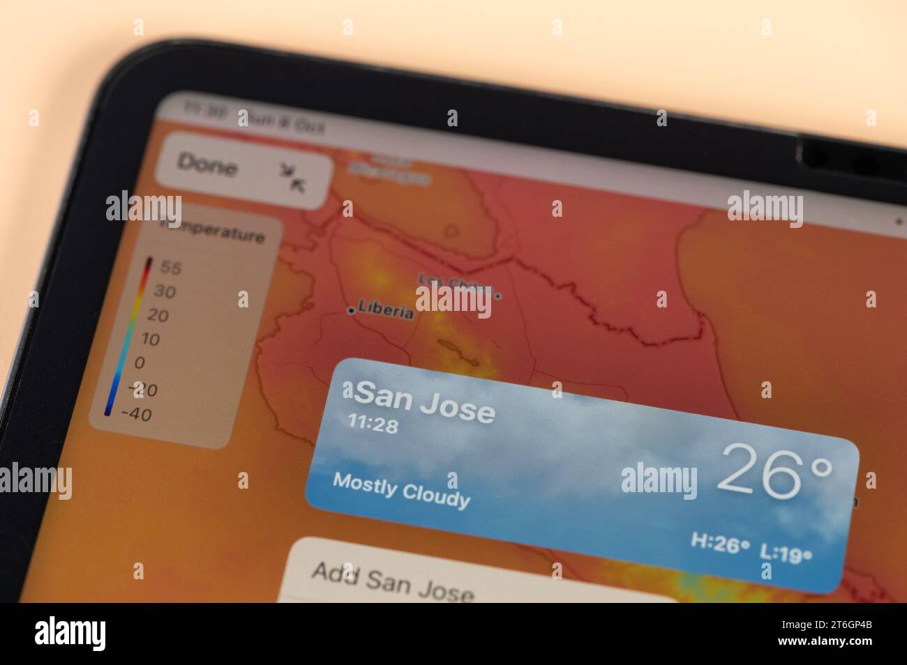 New York, USA - 8 ottobre 2023: Controllo della temperatura esterna nella città di San Jose sulla vista ravvicinata dello schermo dell'app online ipad tablet Foto Stock