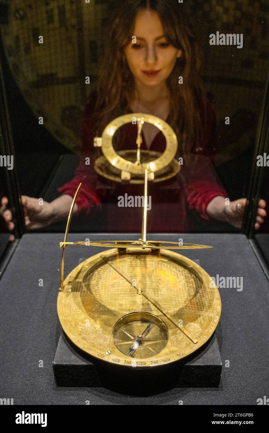 Londra, Regno Unito. 10 novembre 2023. Un membro dello staff visualizza una mappa mondiale centrale della Mecca in ottone safavide del XVII secolo (circa £1.500.000-2.000.000) in un'anteprima delle vendite di arte islamica e indiana di Bonham. I lotti saranno messi all'asta nelle gallerie Bonhams New Bond Street il 14 novembre. Crediti: Stephen Chung / Alamy Live News Foto Stock