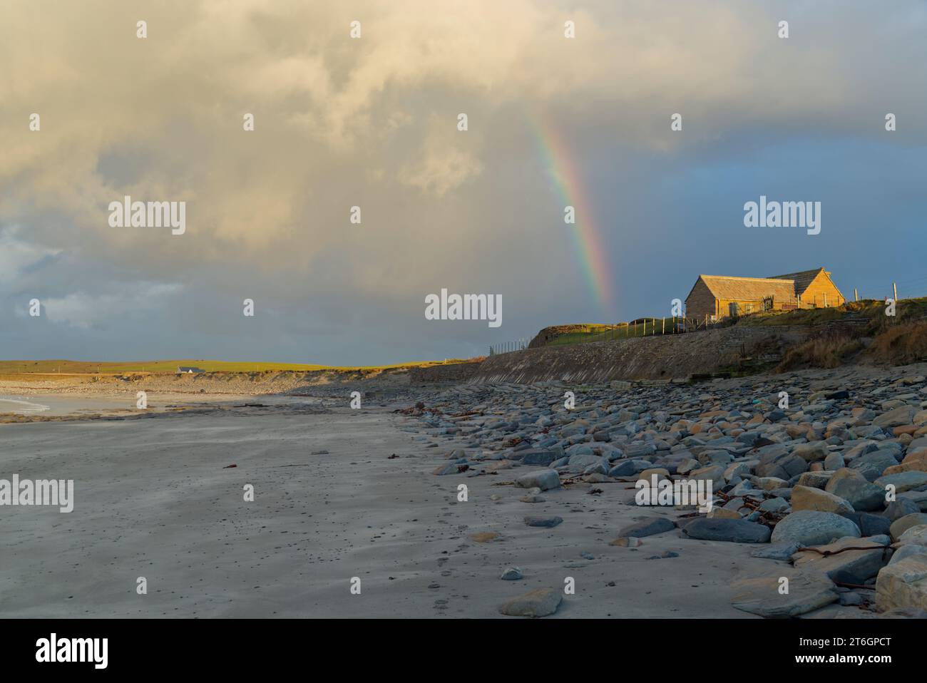 Il muro di mare che protegge il sito storico di Skara Brae, le isole Orcadi Foto Stock