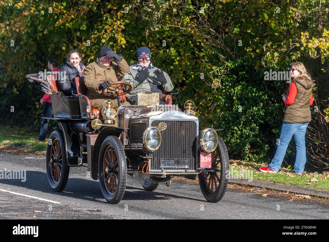 Un'auto White Steam del 1904 nell'evento di corsa di auto veterane da Londra a Brighton il 5 novembre 2023, West Sussex, Inghilterra, Regno Unito Foto Stock