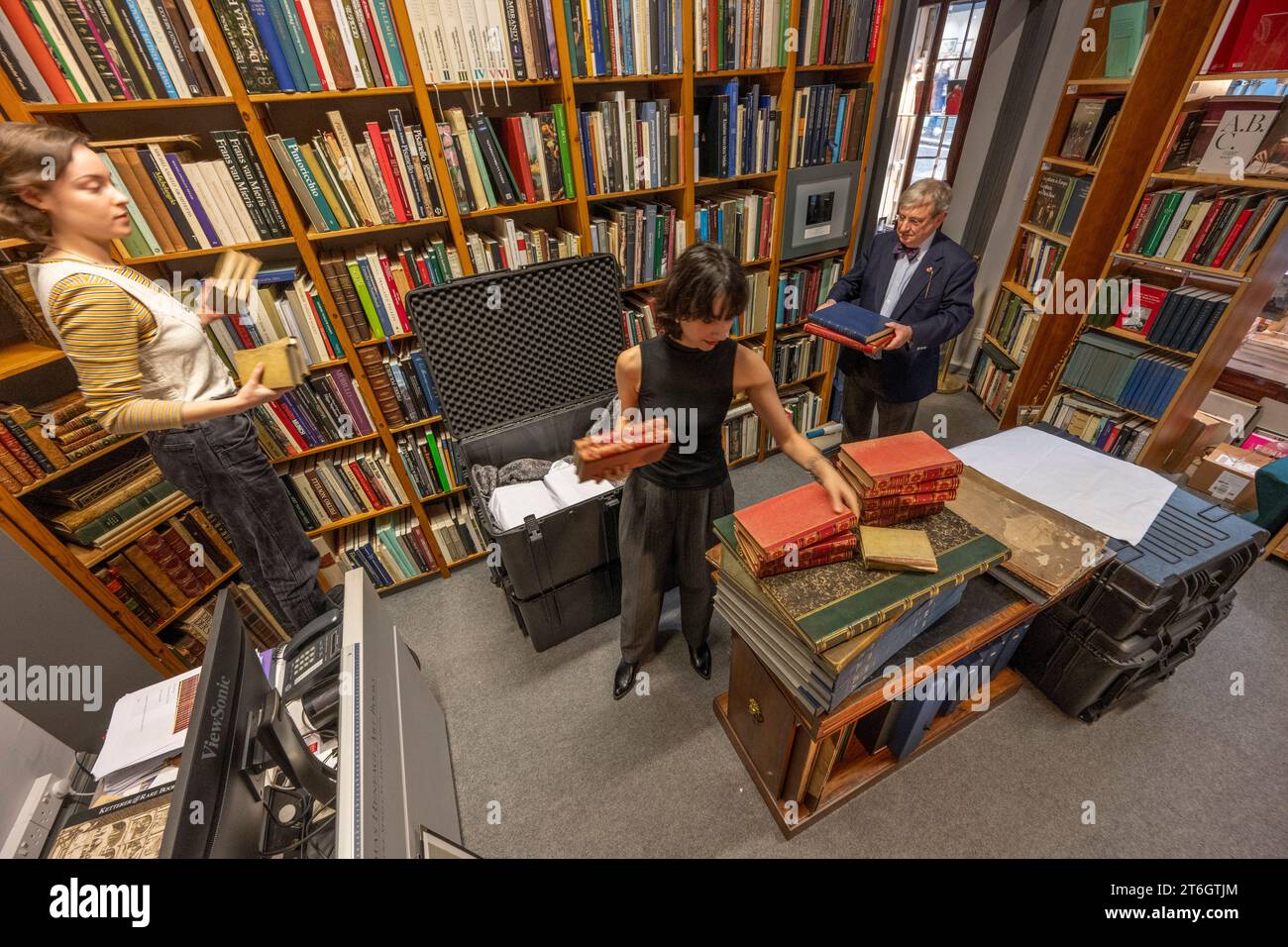 Londra, Regno Unito. 10 novembre 2023. A causa di lavori di emergenza, Thomas Heneage Art Books sposta 10.000 libri in un negozio pop-up all'angolo tra Jermyn Street e Regent Street che apre lì nella prima settimana di dicembre. Tornano nella loro sede originale a Duke Street St James in tempo per il loro 40° anniversario il prossimo anno. Crediti: Malcolm Park/Alamy Live News Foto Stock