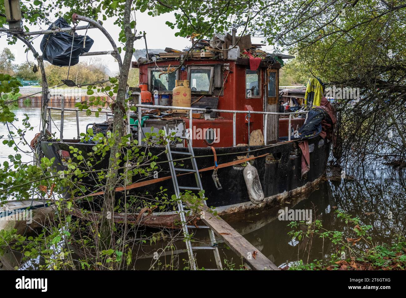 "Una passeggiata lungo il fiume" - vivi a bordo di case galleggianti lungo il fiume Inbetwen Reading e il Thames Business Park Foto Stock