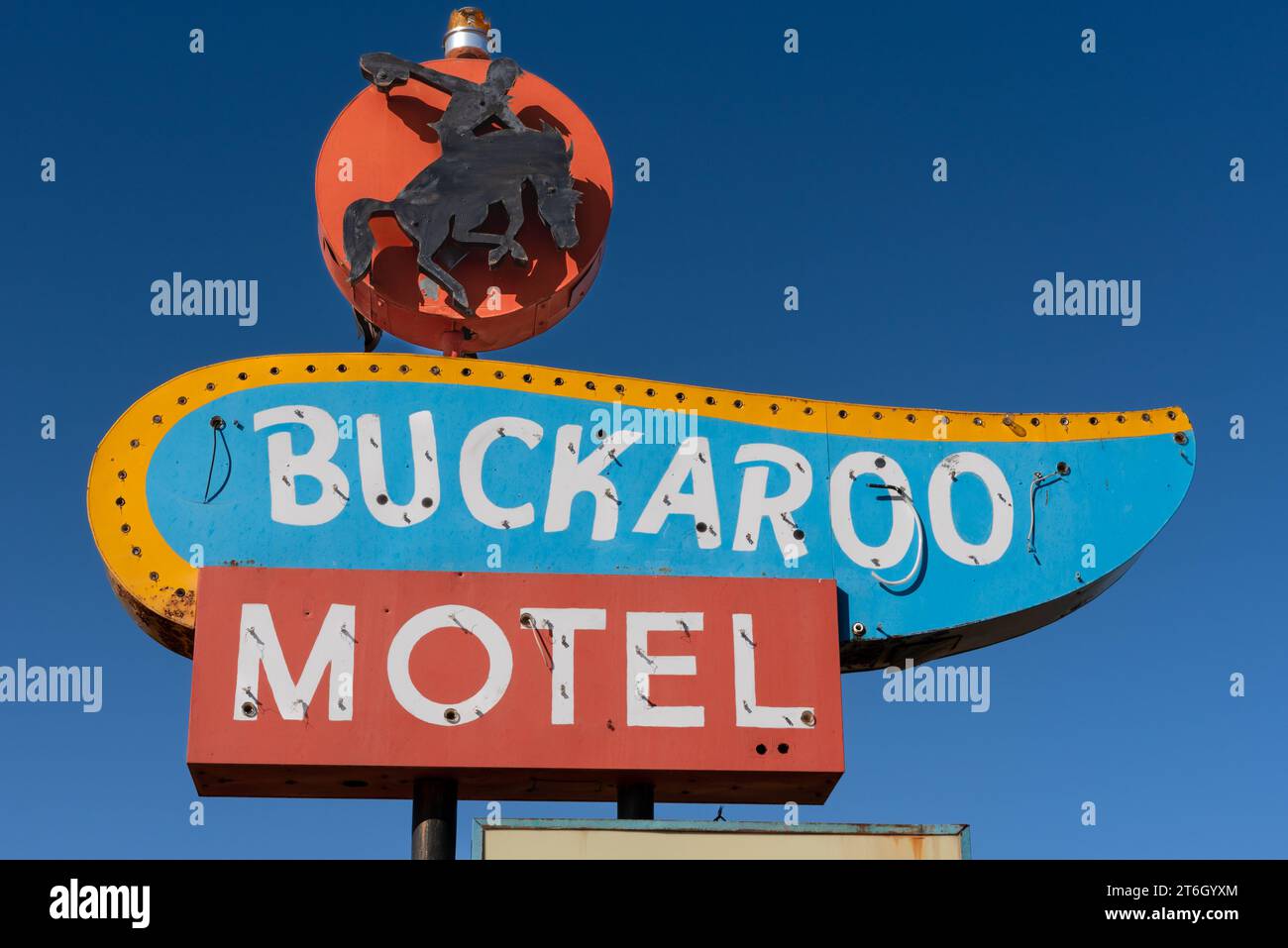 Il moderno cartello al neon dai colori vivaci per il Buckaroo Motel sulla Route 66, la Mother Road, Tucumcari, New Mexico, Stati Uniti. Foto Stock