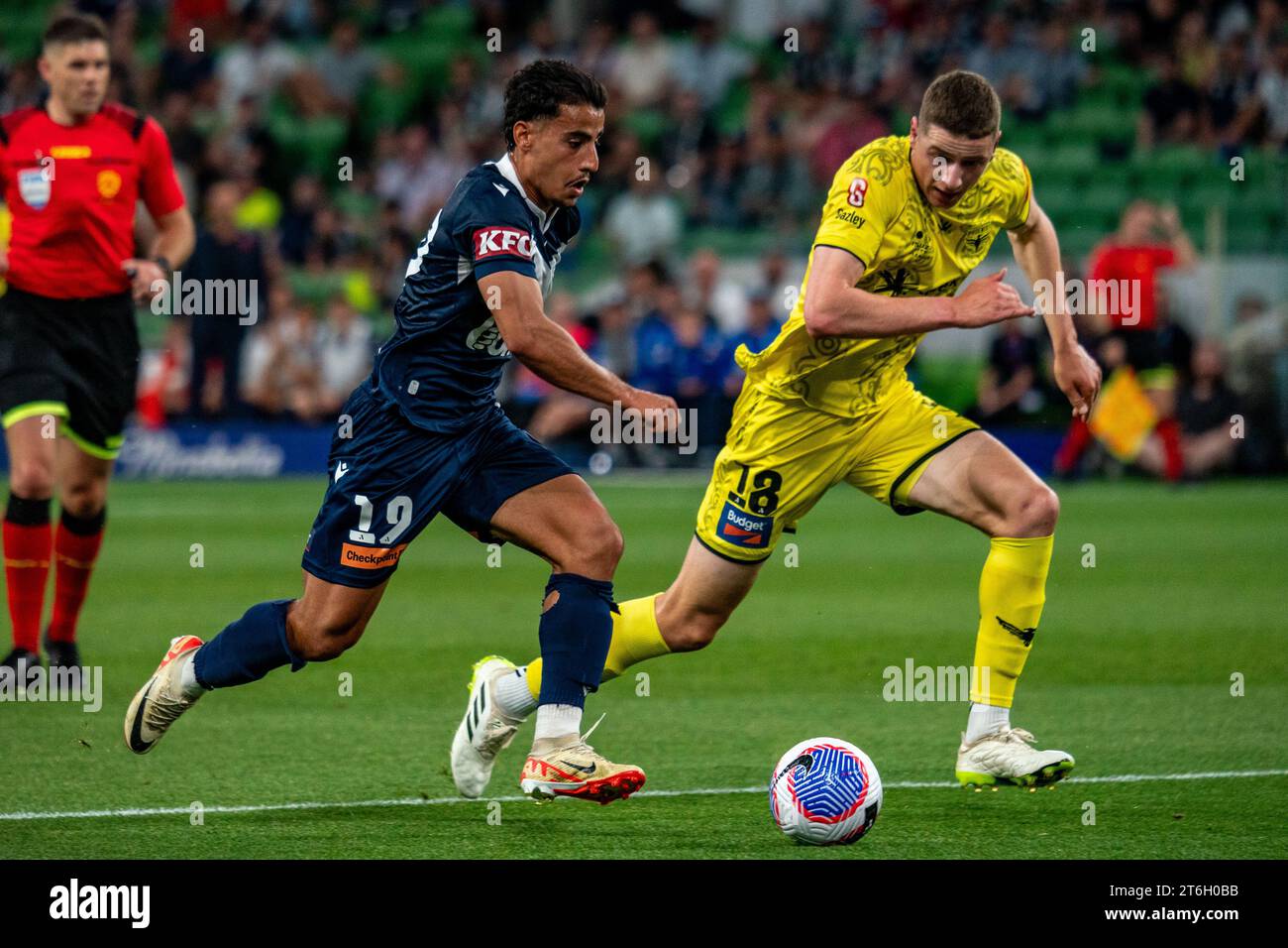 Melbourne, Australia. 10 novembre 2023. Melbourne Victory Daniel Arzani (#19) affronta Wellington Phoenix Lukas Kelly-Heald (#18). Crediti: James Forrester/Alamy Live News Foto Stock