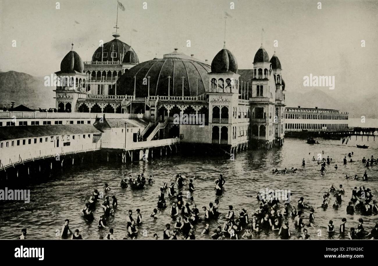 Saltair Beach and Pavilion, Great Salt Lake tratto dal libro " Utah, the Land of Blossoming Vleys " parte della serie " SEE America First " di George Wharton James pubblicato nel 1922 dalla Page Company Utah, The Land of Blossoming Vleys: la storia dei suoi rifiuti desertici, delle sue enormi e fantastiche formazioni rocciose e dei suoi fertili giardini nelle valli riparate; un'indagine sulle sue industrie in rapido sviluppo; un resoconto dell'origine, dello sviluppo e delle credenze della chiesa mormone; e capitoli sulla flora e la fauna, e sulle meraviglie panoramiche che sono un patrimonio di tutti gli americani Foto Stock